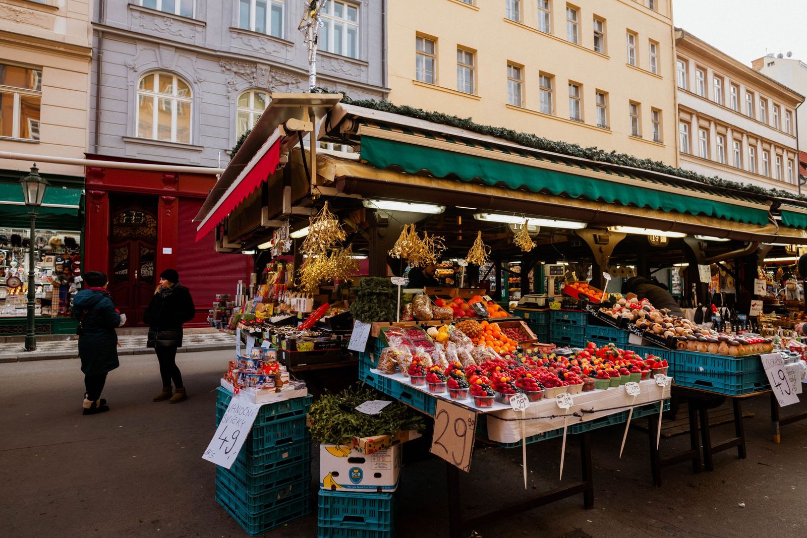 Banca de frutas e produtos em uma feira de rua montada em uma praça